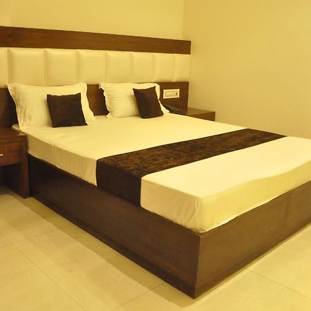 Lotus Grand Akm Hotel Kalka Bagian luar foto
